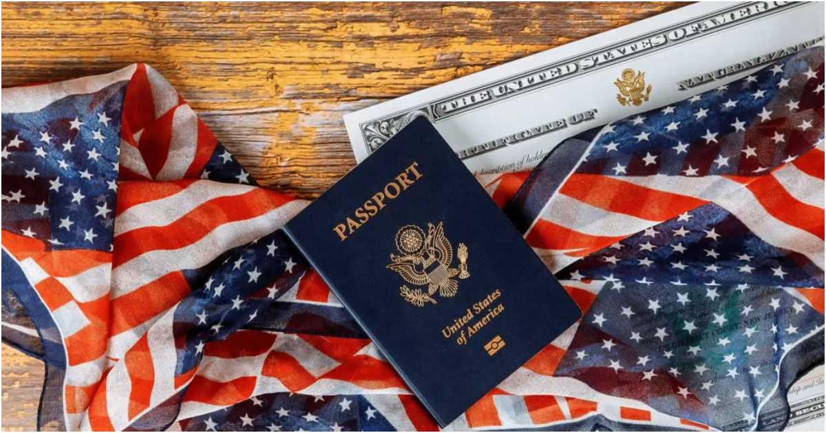 অ্যামেরিকার পতাকা ও পাসপোর্ট। ছবি: দ্য মেন্দোজা ল ফার্ম